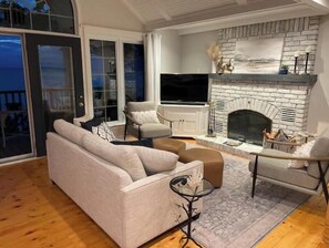 Living area - Waterfront Cottage - Bayfield, Lake Huron (Bluewater)