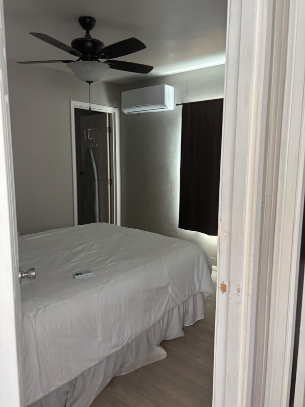 1 habitación, tabla de planchar con plancha, wifi y ropa de cama