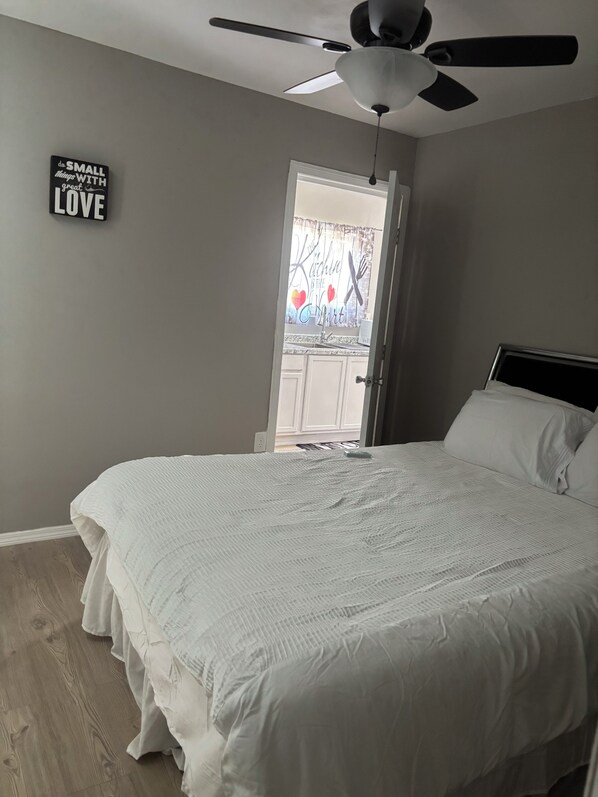 1 habitación, tabla de planchar con plancha, wifi y ropa de cama