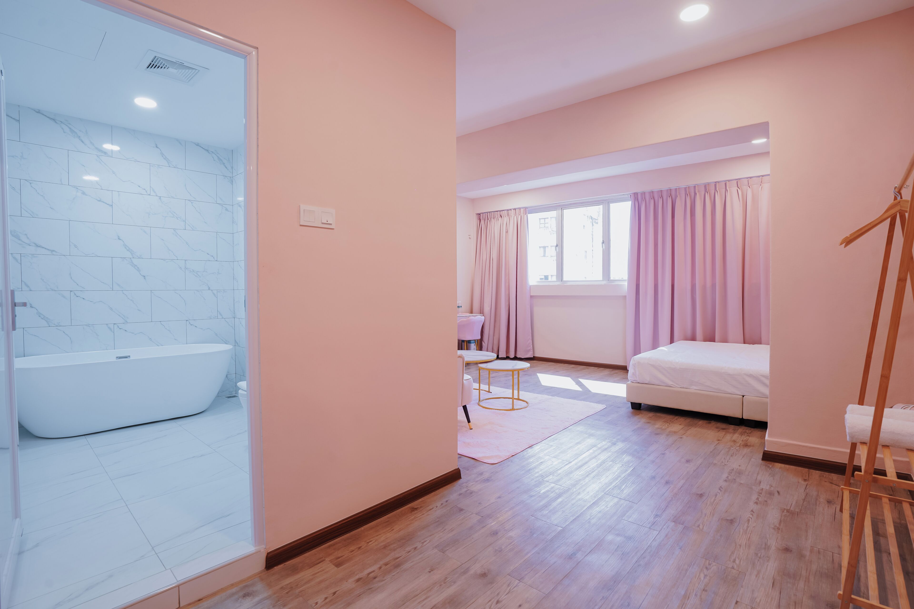Kamar Double Deluks, pemandangan kota | Brankas, meja kerja, setrika/meja setrika, dan Wi-Fi gratis
