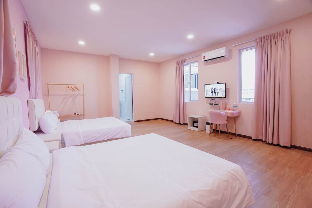 Habitación cuádruple superior, vista a la ciudad | Caja de seguridad en la habitación y escritorio