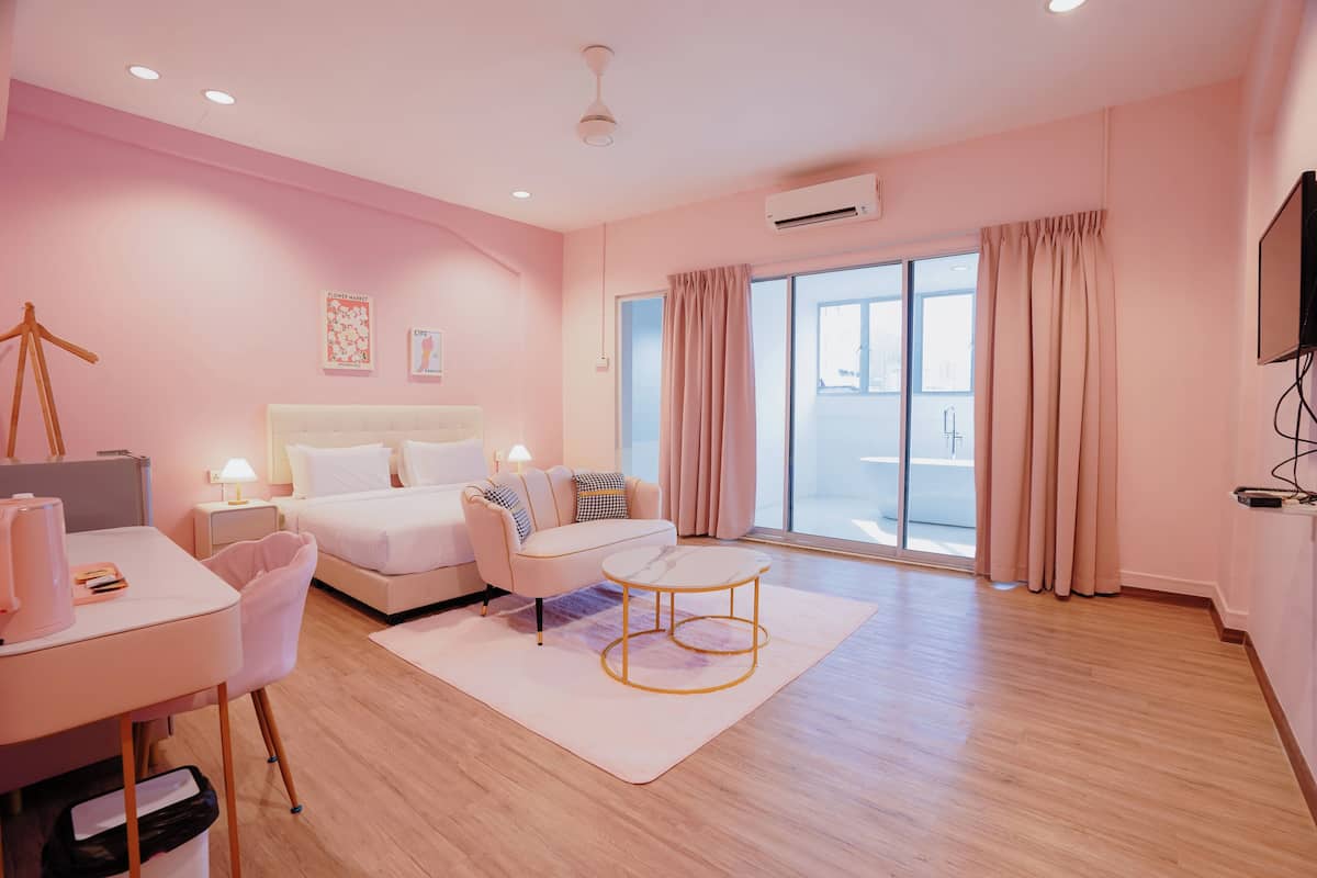 Habitación doble Deluxe, vista a la ciudad | Caja de seguridad en la habitación y escritorio