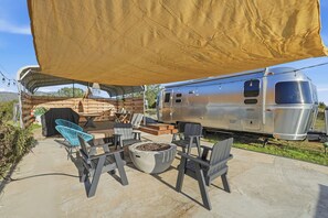 Outdoor dining - Hilltop Foothill Retreat & Airstream with Jacuzzi (Coarsegold)