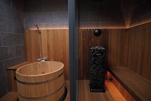 Deluxe Villa | Bathroom | Separate bathtub and shower, free toiletries, hair dryer, towels - ALMOND HOTEL SHIBUYA F (shibuya)