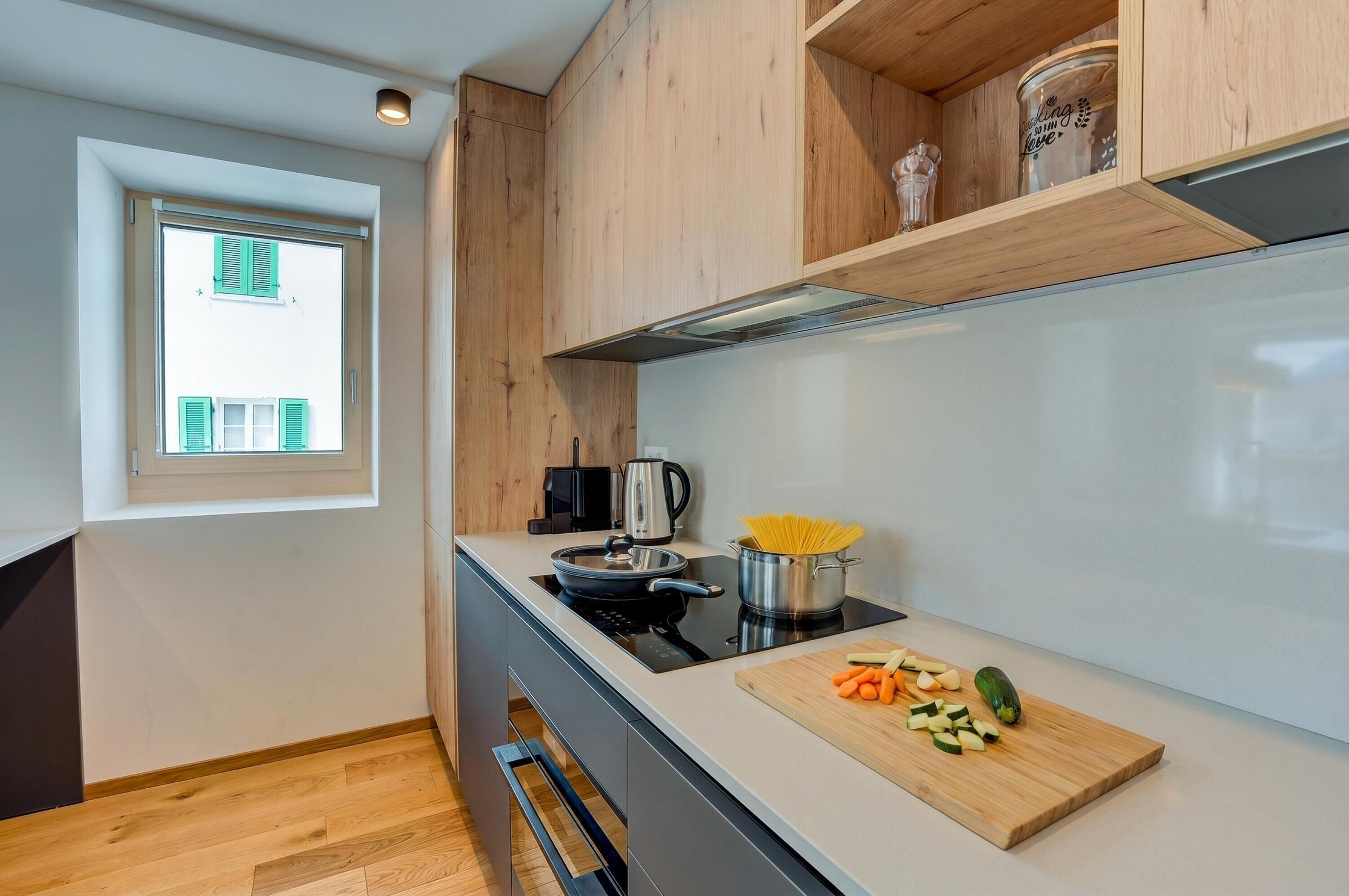 Wasserkocher mit Kaffee-/Teezubehör, Kühlschrank, Ofen, Herdplatte
