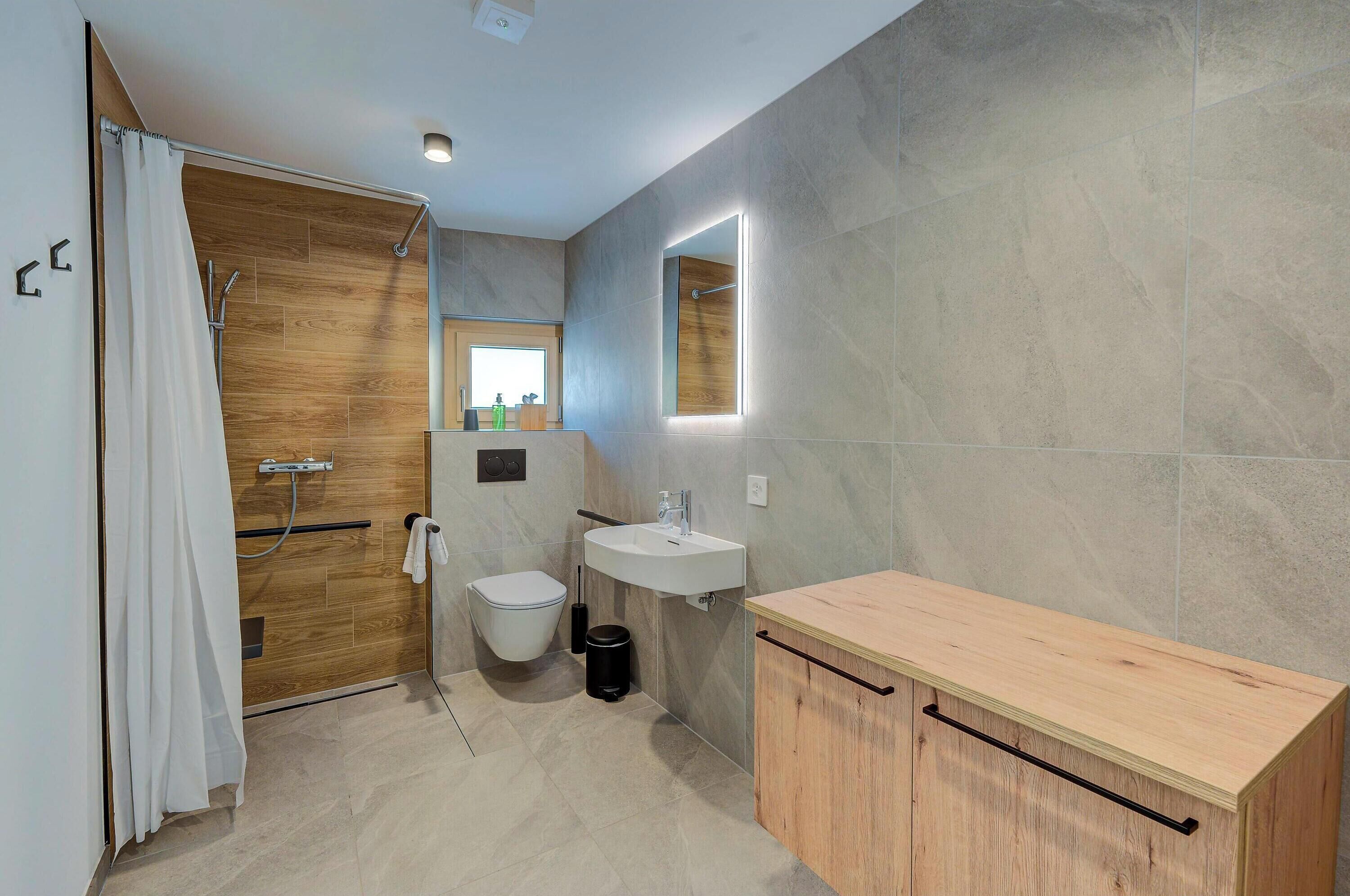 Badezimmer mit Dusche