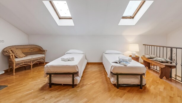 Spa - Apt. Annamaria: Family-Friendly 2BR Central Base for Trips, Laveno Mombello, Italy (Laveno Mombello)