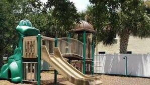 Un parque infantil con tobogán y estructuras para escalar.
