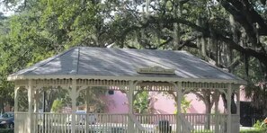 Ein Pavillon mit Dach und einem Schild, auf dem 'Baker's Cottage Restaurant' steht.