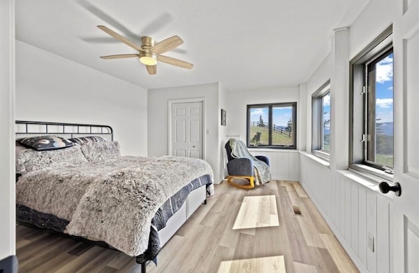 4 bedrooms, WiFi, bed sheets