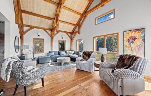 4-bedroom farmhouse in tranquil Ovando with AC comfort