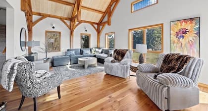 4-bedroom farmhouse in tranquil Ovando with AC comfort
