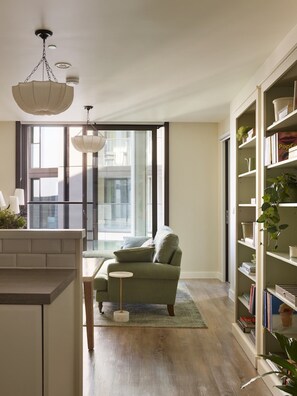 Ein modernes Wohnzimmer mit einer Couch, einem Couchtisch und einem Bücherregal.