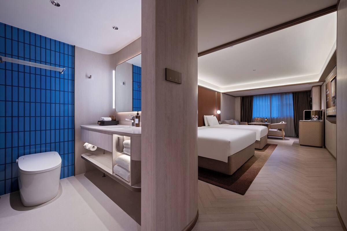 Cubrecamas, minibar con artículos gratuitos y escritorio 
