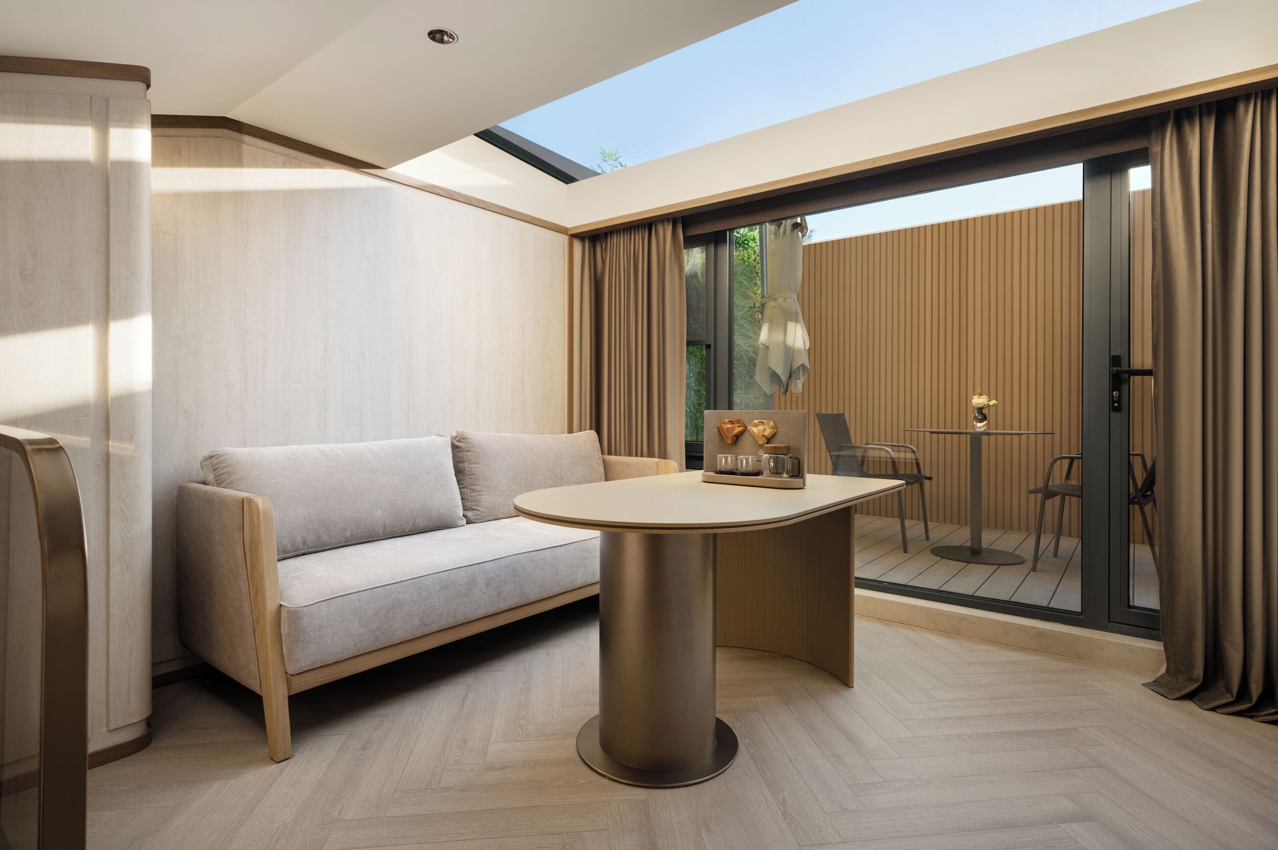 Habitación Signature doble | Edredones de plumas, minibar con artículos gratuitos, escritorio