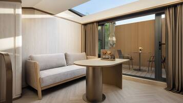 Habitación Signature doble | Edredones de plumas, minibar con artículos gratuitos, escritorio