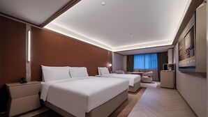 Cubrecamas, minibar con artículos gratuitos y escritorio 
