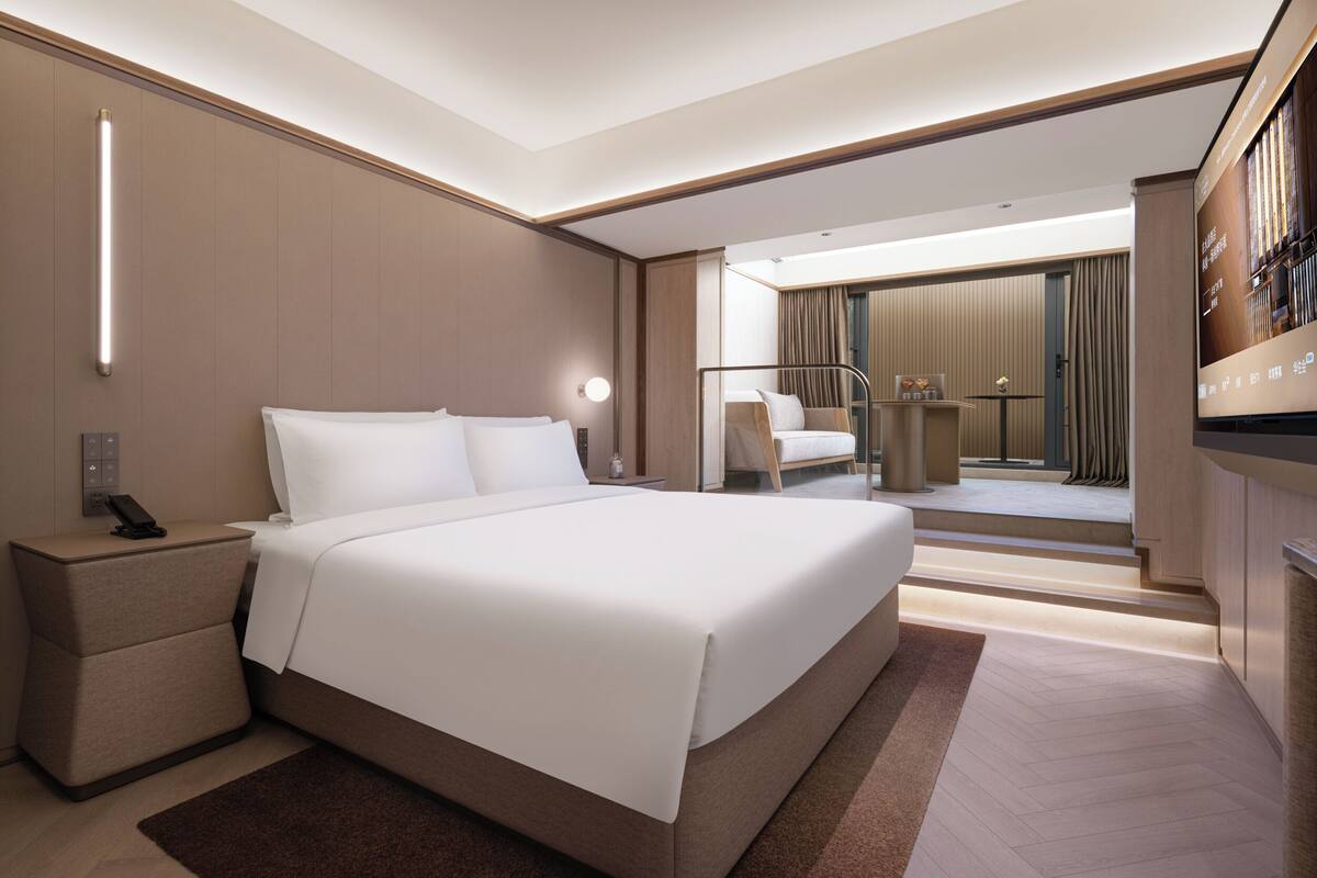 Cubrecamas, minibar con artículos gratuitos y escritorio 