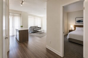 Room - Lively Studio Stay Near Dining, Events & Entertainment (Toronto)