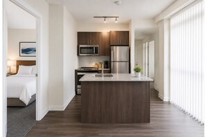Private kitchen - Lively Studio Stay Near Dining, Events & Entertainment (Toronto)