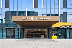 A modern building with a clear sign for Jinjiang Inn. - Jinjiang Inn (Wuhan)