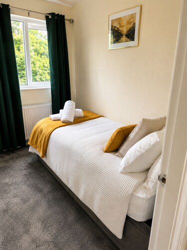  Stylish 3BR | Sleeps 5 | Long Stay welcome