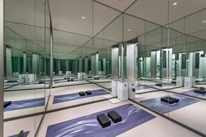 Ein Raum mit Spiegeln, Sportmatten und Trainingsgeräten.