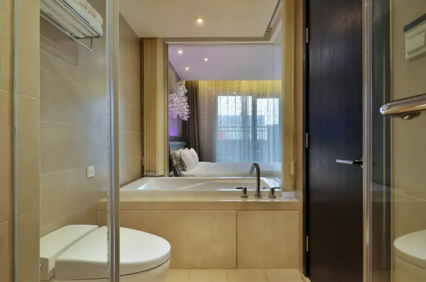Un baño moderno con bañera, inodoro y zona de ducha.