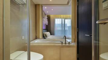 Un baño moderno con bañera, inodoro y zona de ducha.