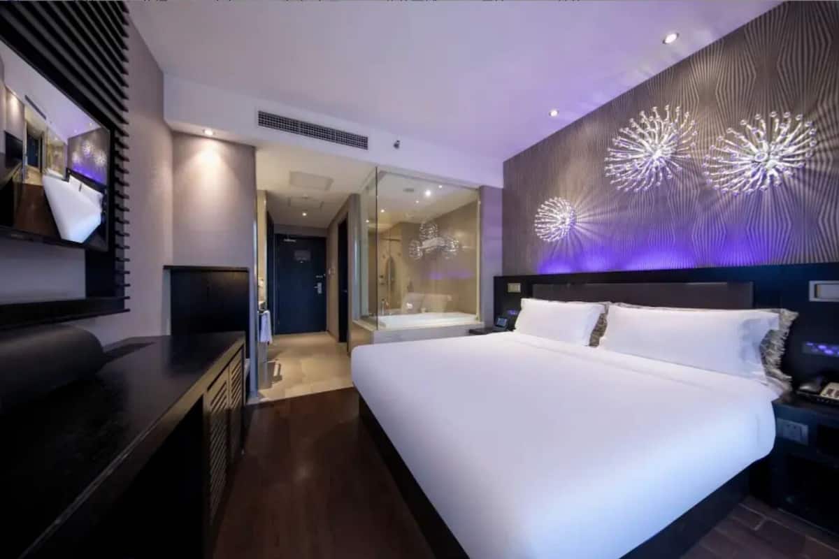 Kamar Double Mewah, pemandangan kota | Selimut bulu angsa, brankas, dan ruang kerja ramah laptop