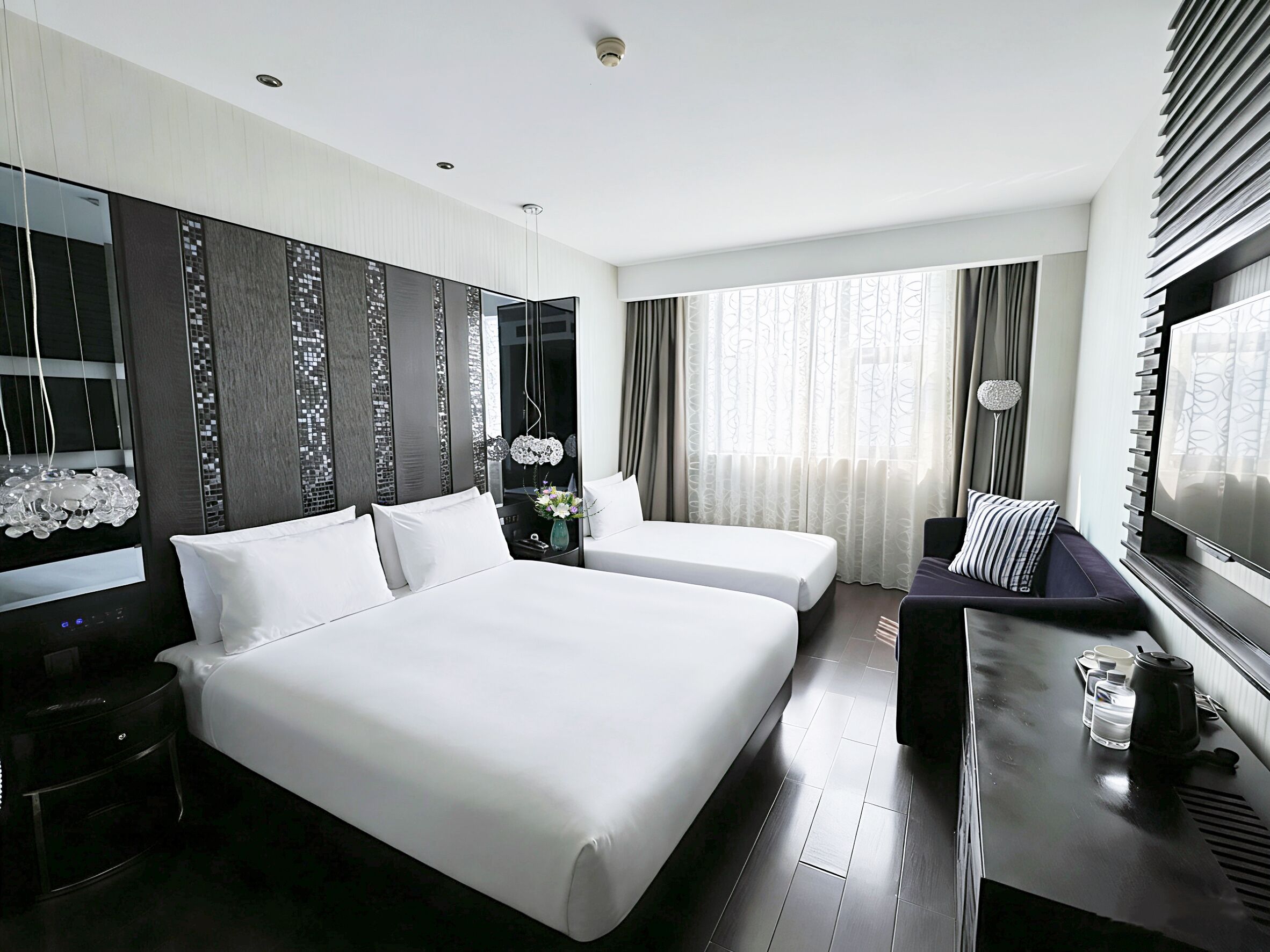 Quarto duplo superior, vista para a cidade | Cortinas blackout