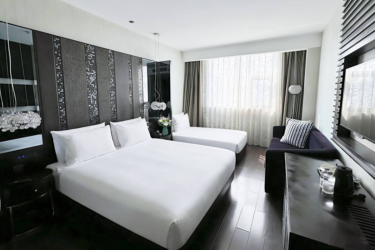 Kamar Twin Superior, pemandangan kota | Selimut bulu angsa, brankas, dan ruang kerja ramah laptop
