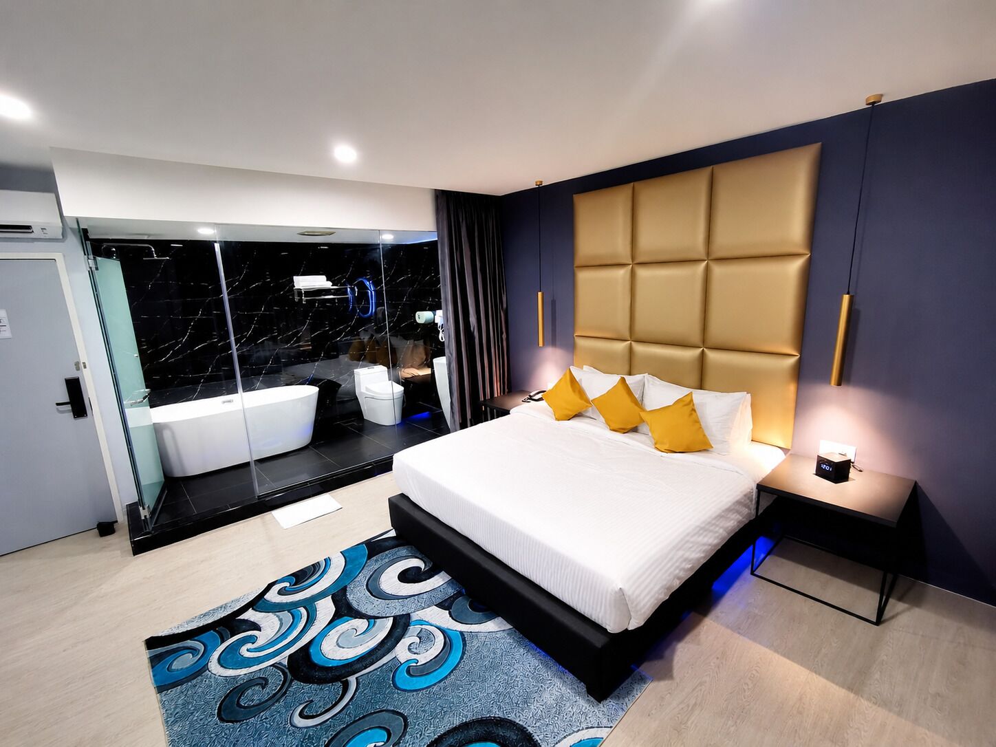 In-room safe, laptop workspace, iron/ironing board, free WiFi