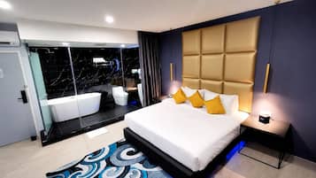 In-room safe, laptop workspace, iron/ironing board, free WiFi