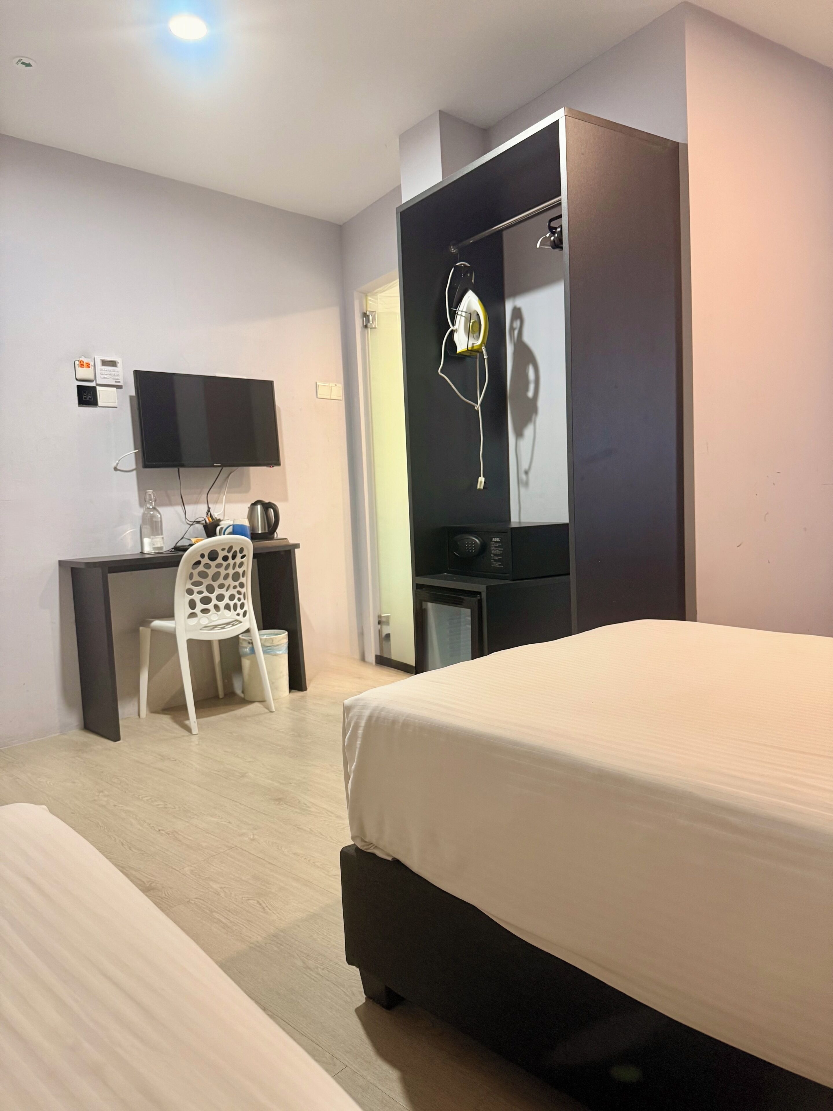In-room safe, laptop workspace, iron/ironing board, free WiFi