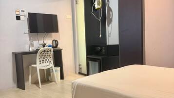 In-room safe, laptop workspace, iron/ironing board, free WiFi