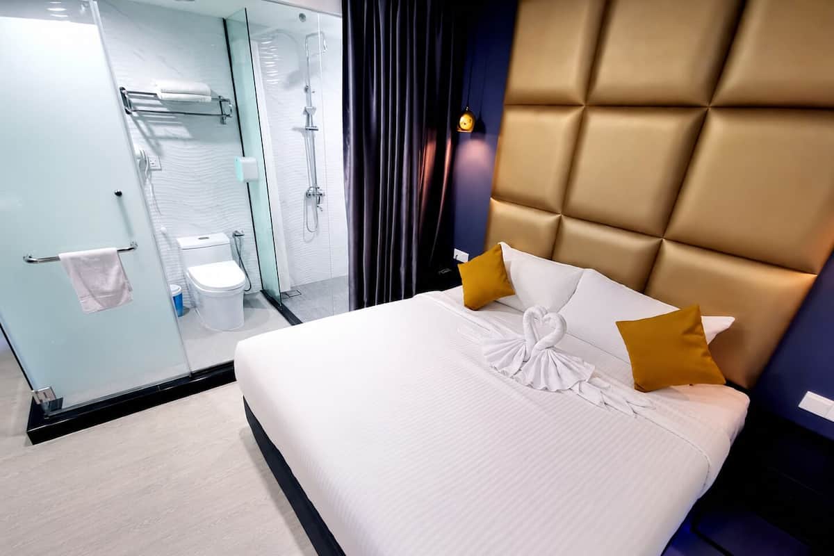 Standard Double Room, City View | Bathroom