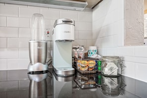Private kitchen - NEW Gorgeous Townhome, Beautiful Balcony, Centrally Located at 44th St/Camelback (Phoenix)