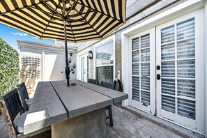 Outdoor dining - Gorgeous Townhouse, Beautiful Balcony, Centrally Located at 44th St/ Camelback (Phoenix)