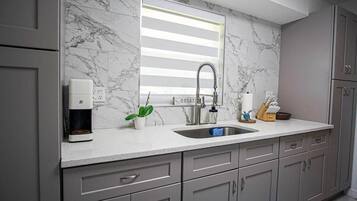 Licuadora, máquina de hielo, toallas de papel y comedor