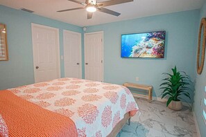 2 bedrooms, desk, WiFi (free) - Fenced Yard, Boat Parking & Fire Pit | Near Beach (Naples)