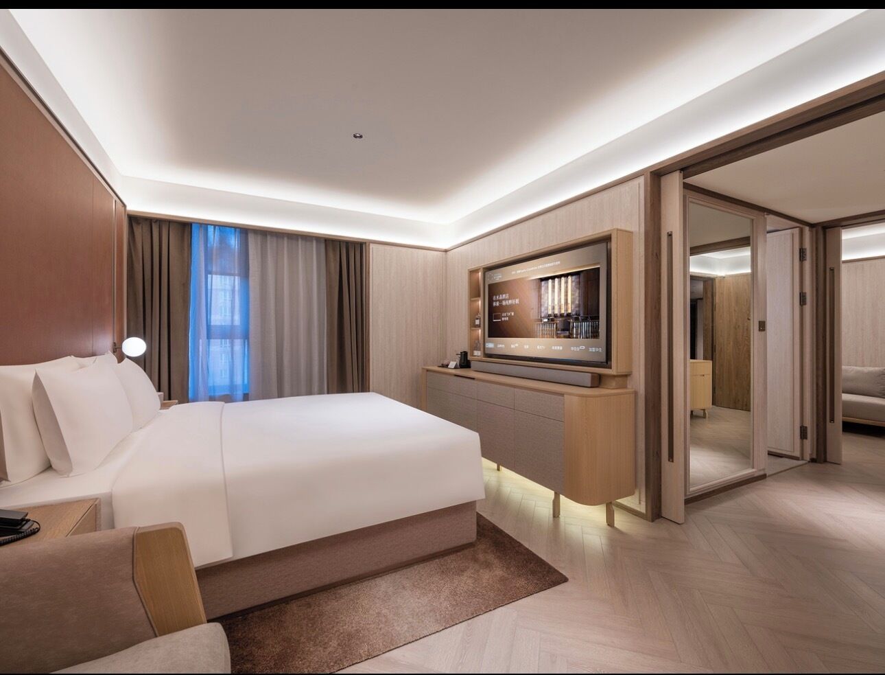 Free minibar, desk, blackout curtains, soundproofing