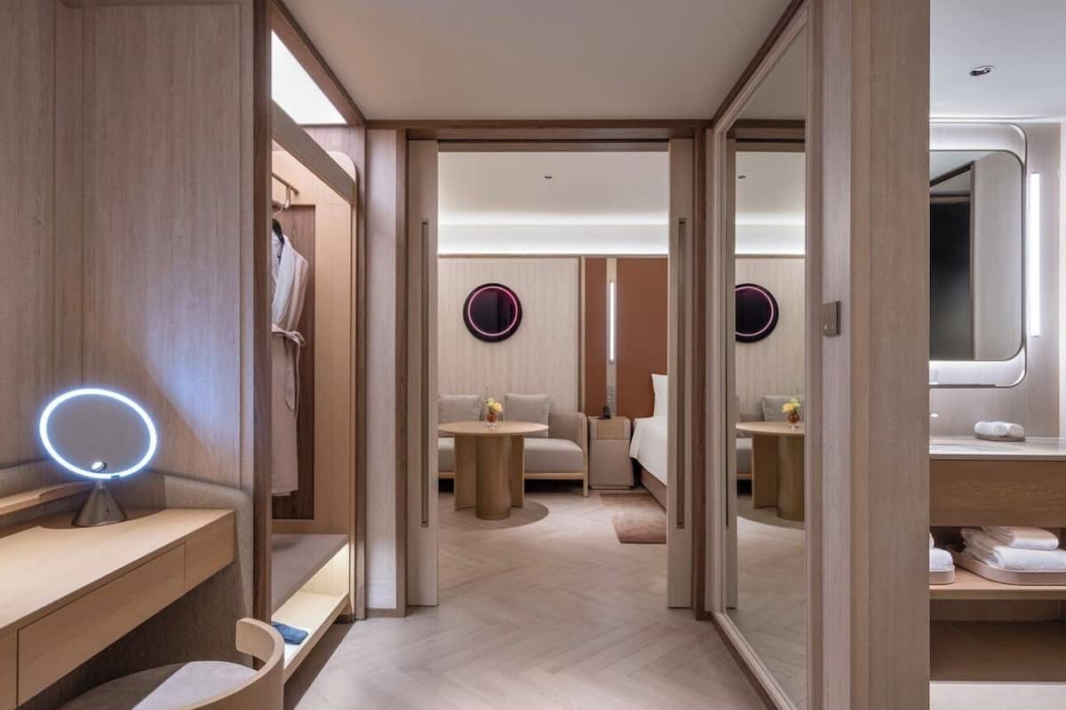 Suite de lujo | Minibar con artículos gratuitos, escritorio, cortinas opacas