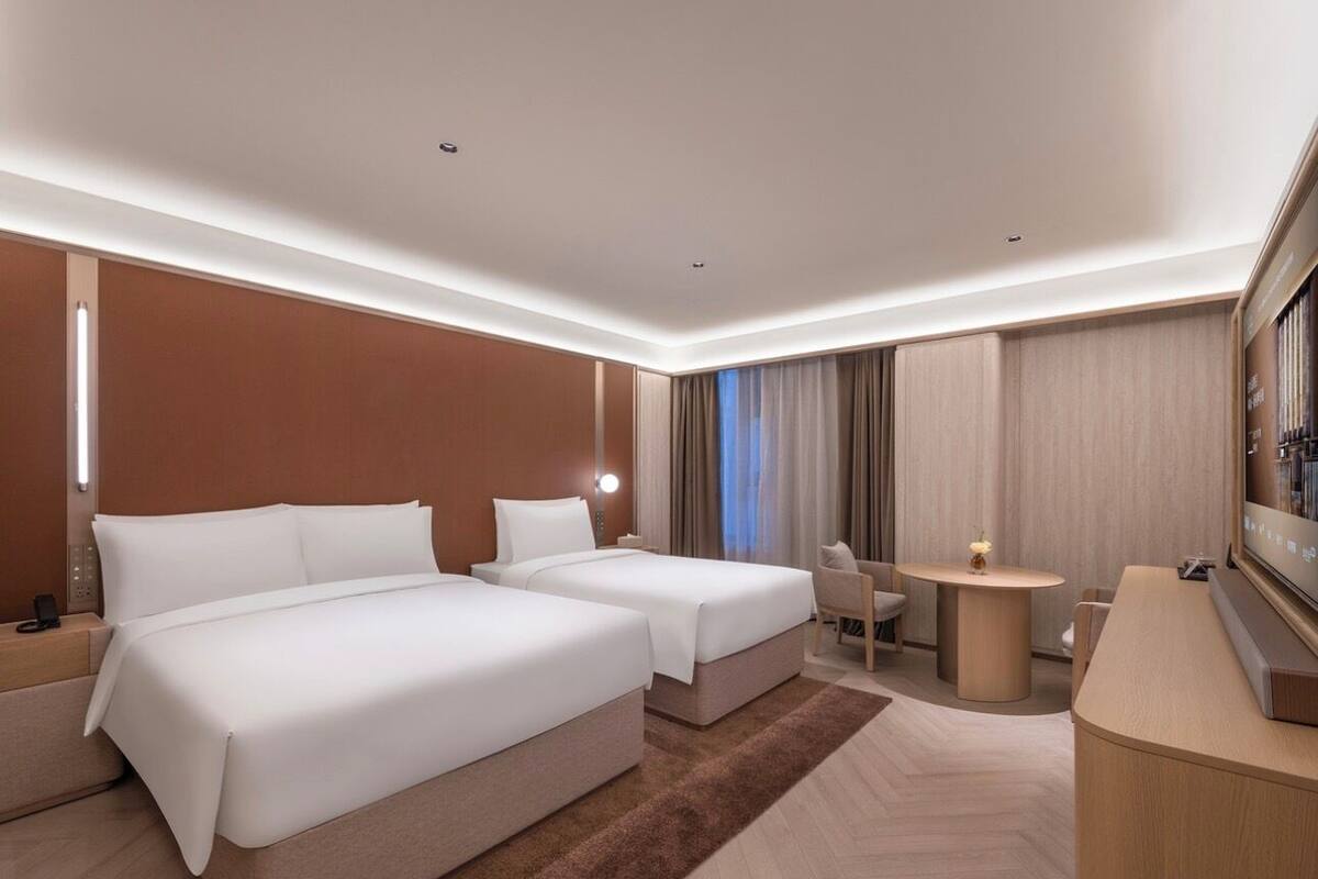 Minibar con artículos gratuitos, escritorio y cortinas blackout 
