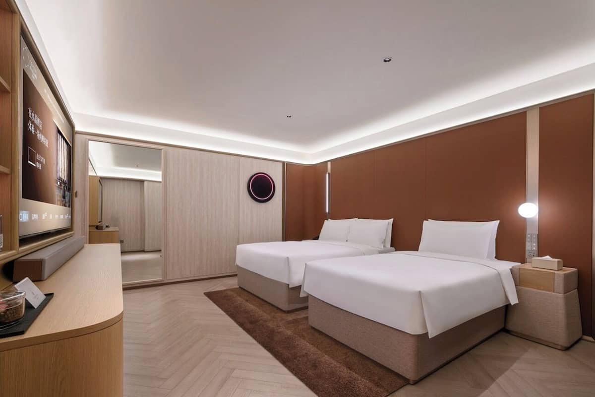 Habitación triple familiar | Minibar con artículos gratuitos, escritorio, cortinas opacas