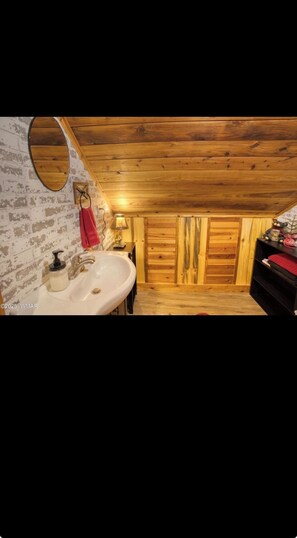 Serviettes fournies, savon, papier toilette