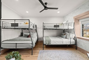 4 habitaciones, escritorio y tabla de planchar con plancha