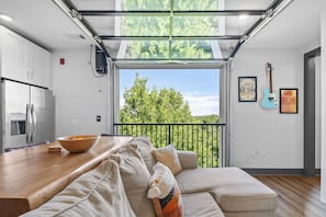 Smart TV - Walk to Broadway · Rooftop + Gym · Private Balcony (Nashville)