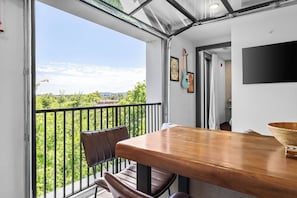 Dining - Walk to Broadway · Rooftop + Gym · Private Balcony (Nashville)