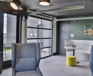 Ein modernes Interieur mit einer Sitzecke, einem Tisch und einem großen Fenster.
